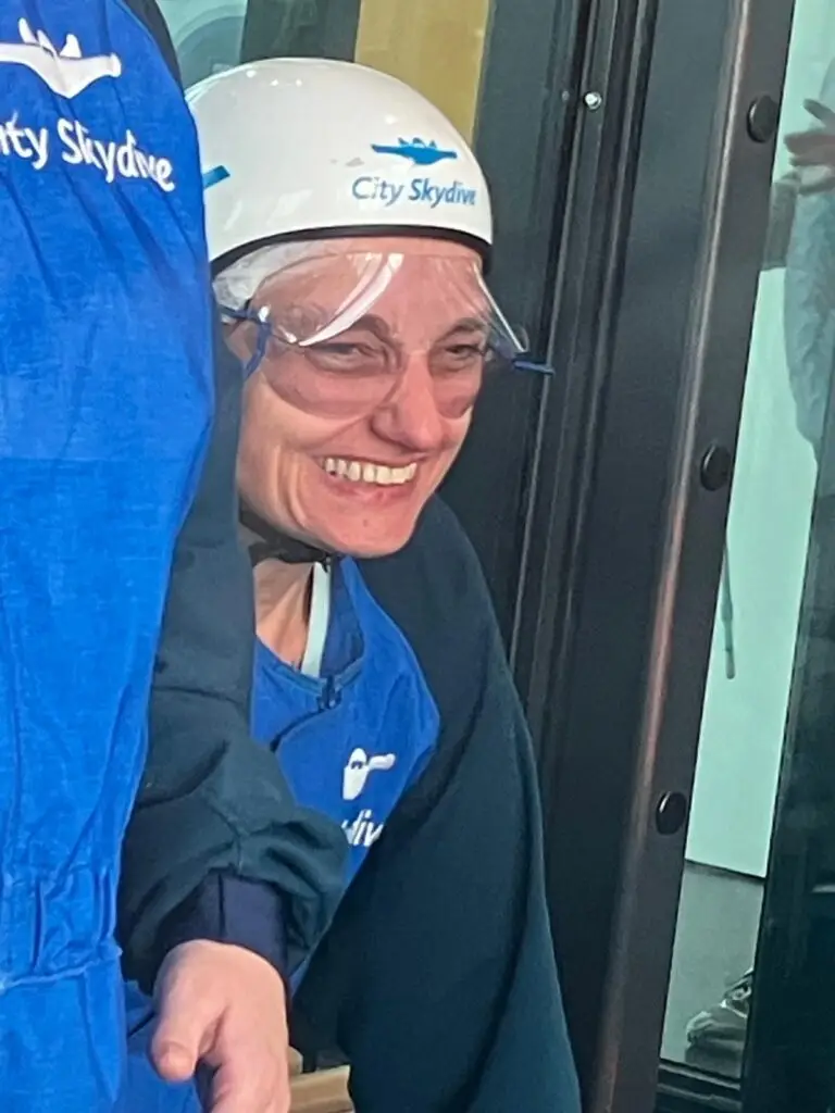 Een closeup van het lachende gezicht van Marloes met helm en bril op.