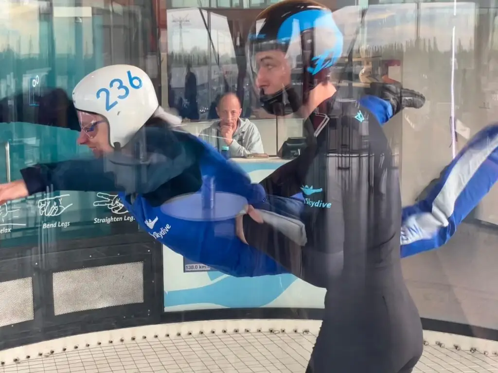 Marloes aan het skydiven in de windtunnel.