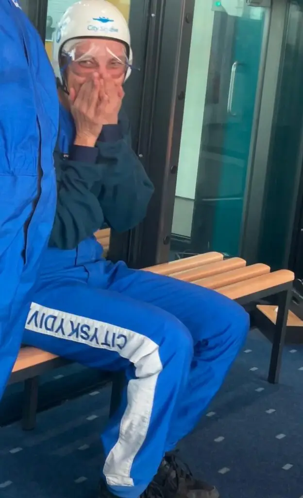 Marloes vindt het spannend en zit het op het bankje met de handen voor de mond.